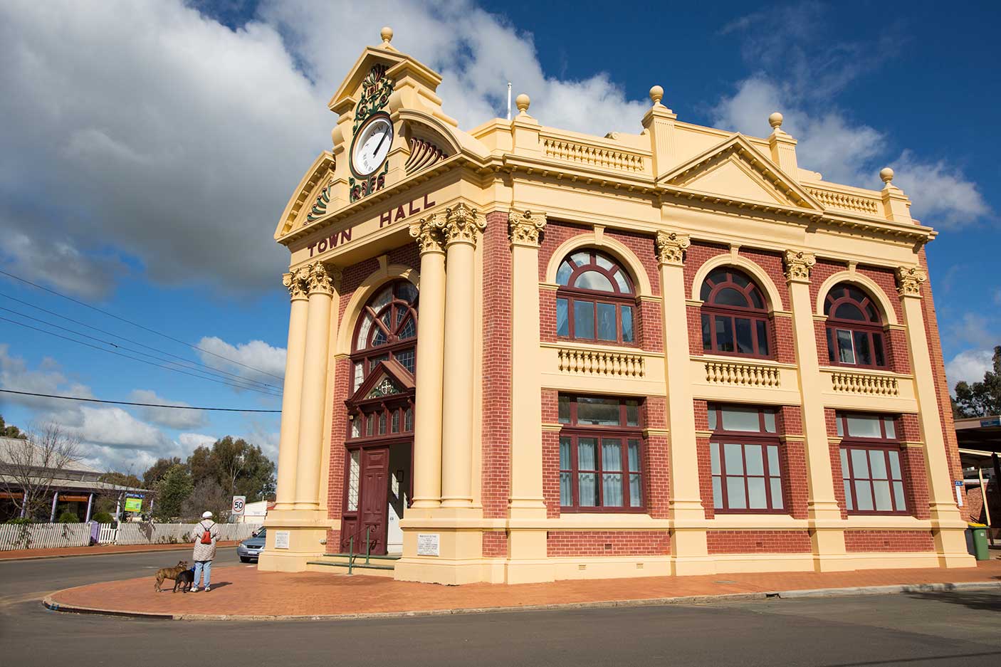 York Town Hall, built in 1911 due to the increased wealth brought on by Gold rushes in eastern areas of the state. A local stands in front of this historic building which is frequented regularly by Tourists to this picturesque town.