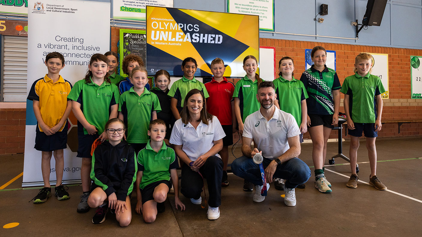 Primary school students stand with Olympic athletes Jayde Taylor and  Trent Mitton