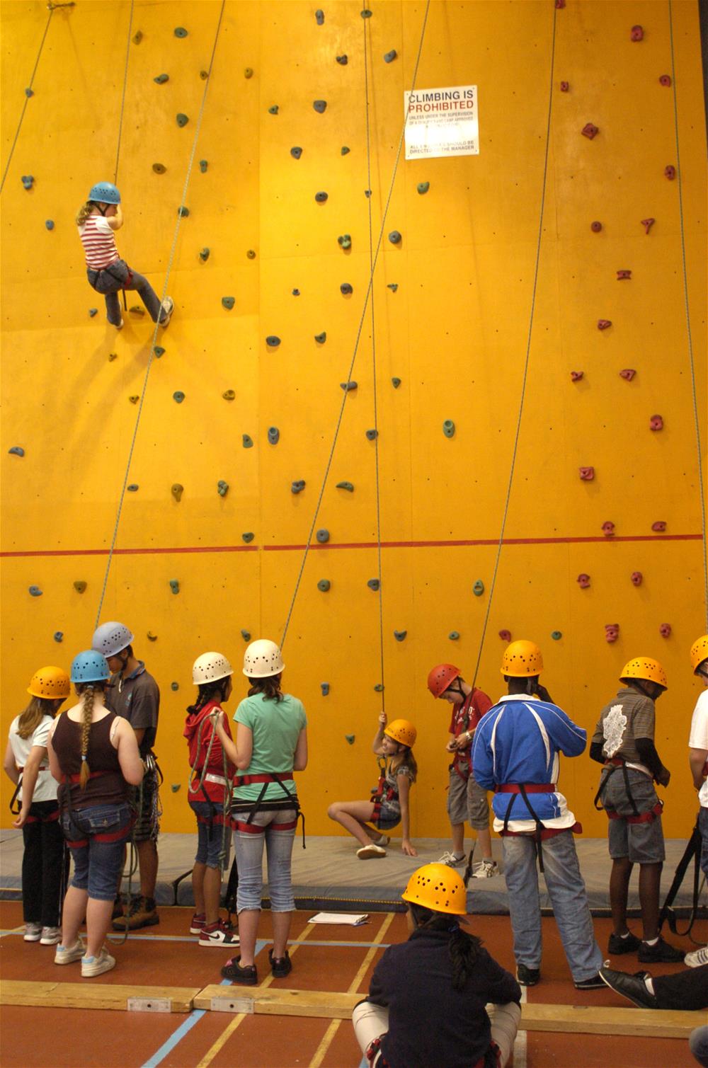 Participantsusinganindoorclimbingwall